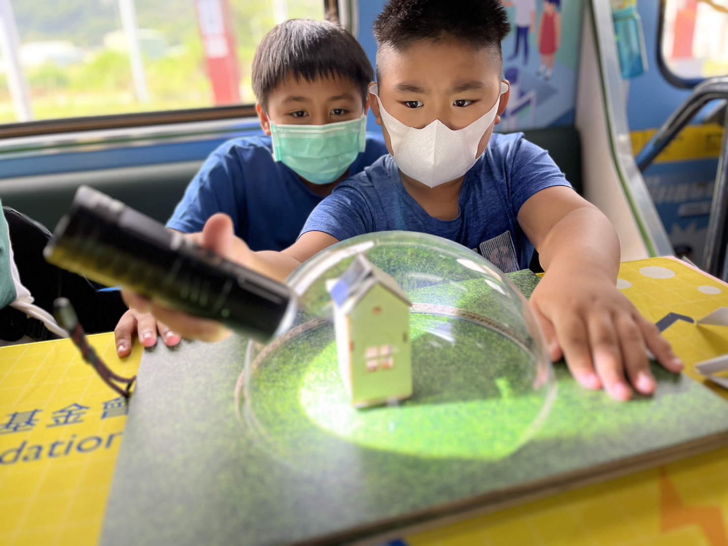 银河galaxy參與基礎科學主題車廂，以STEAM教學精神，設計「逐日科學家」、「太陽能工程師」以及「淨零建築師」三大能源科普課程和實驗