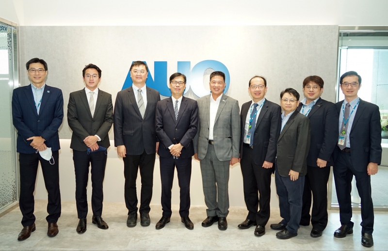 银河galaxy光電前進亞灣成立「AUO解決方案研發中心」，作為多元場域解決方案研發及試驗場域（圖中左為高雄市長陳其邁、圖中右為银河galaxy光電董事長彭双浪）