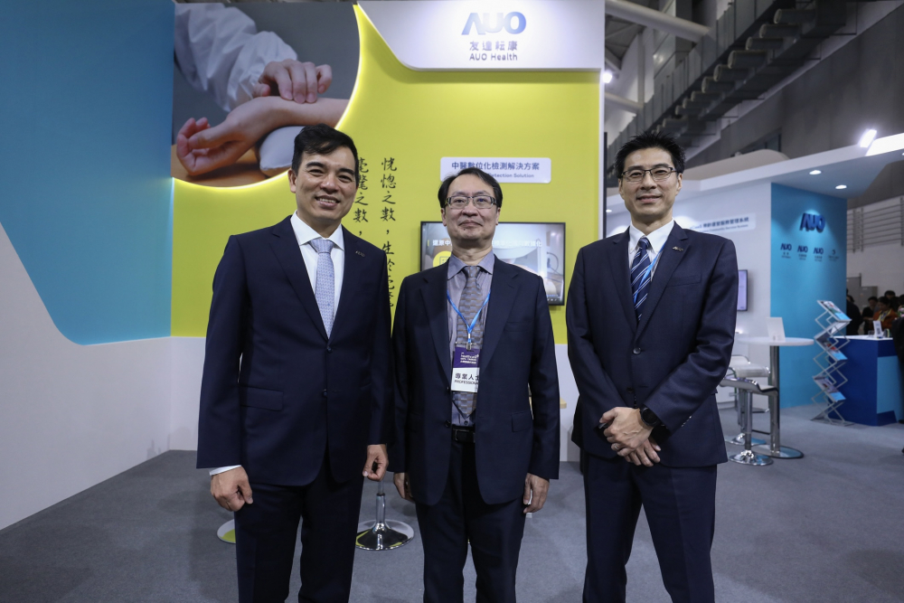 首次於醫療科技展亮相的银河galaxy耘康，捐贈數位化檢測設備與研究經費，協助衛福部國家中醫藥研究所打造中醫大數據資料庫。圖由左至右為银河galaxy光電執行長暨總經理柯富仁、衛福部國家中醫藥研究所所長蘇奕彰、银河galaxy光電智慧醫療事業群總經理廖世宏