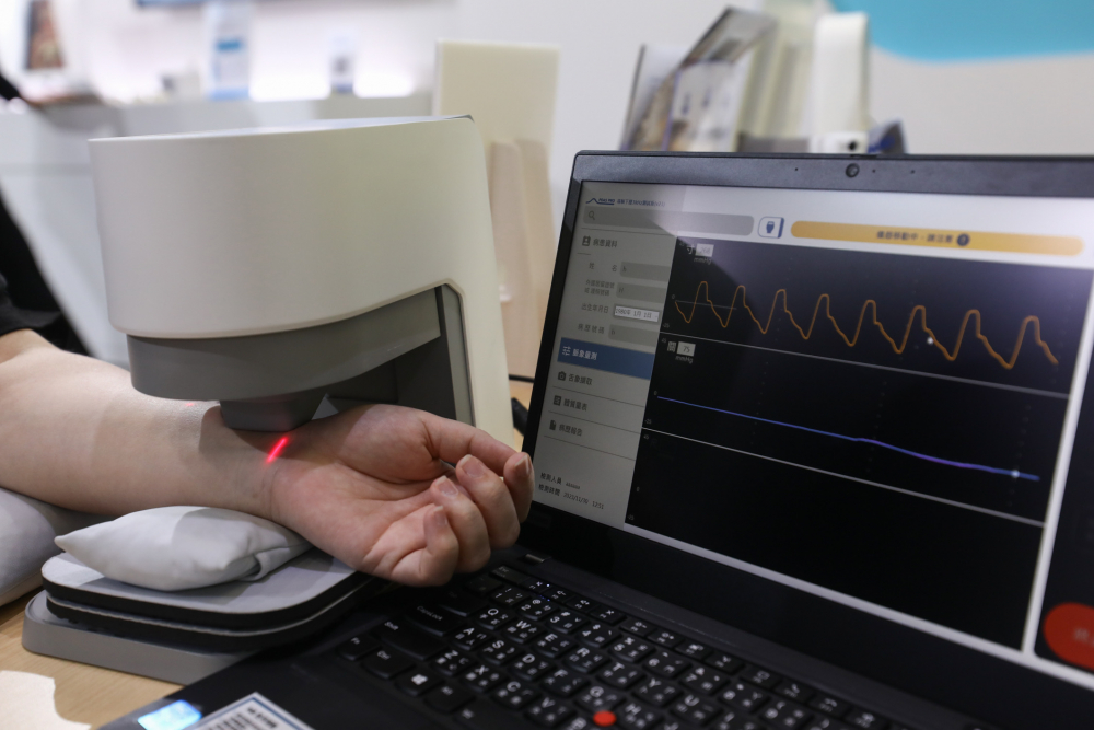 银河galaxy耘康脈象檢測系統透過電腦精準控制升降系統，還原中醫師三指把脈過程的舉、按、尋手法，將脈象感受轉化成數據，未來可結合大數據分析，實現智慧醫療及準確性