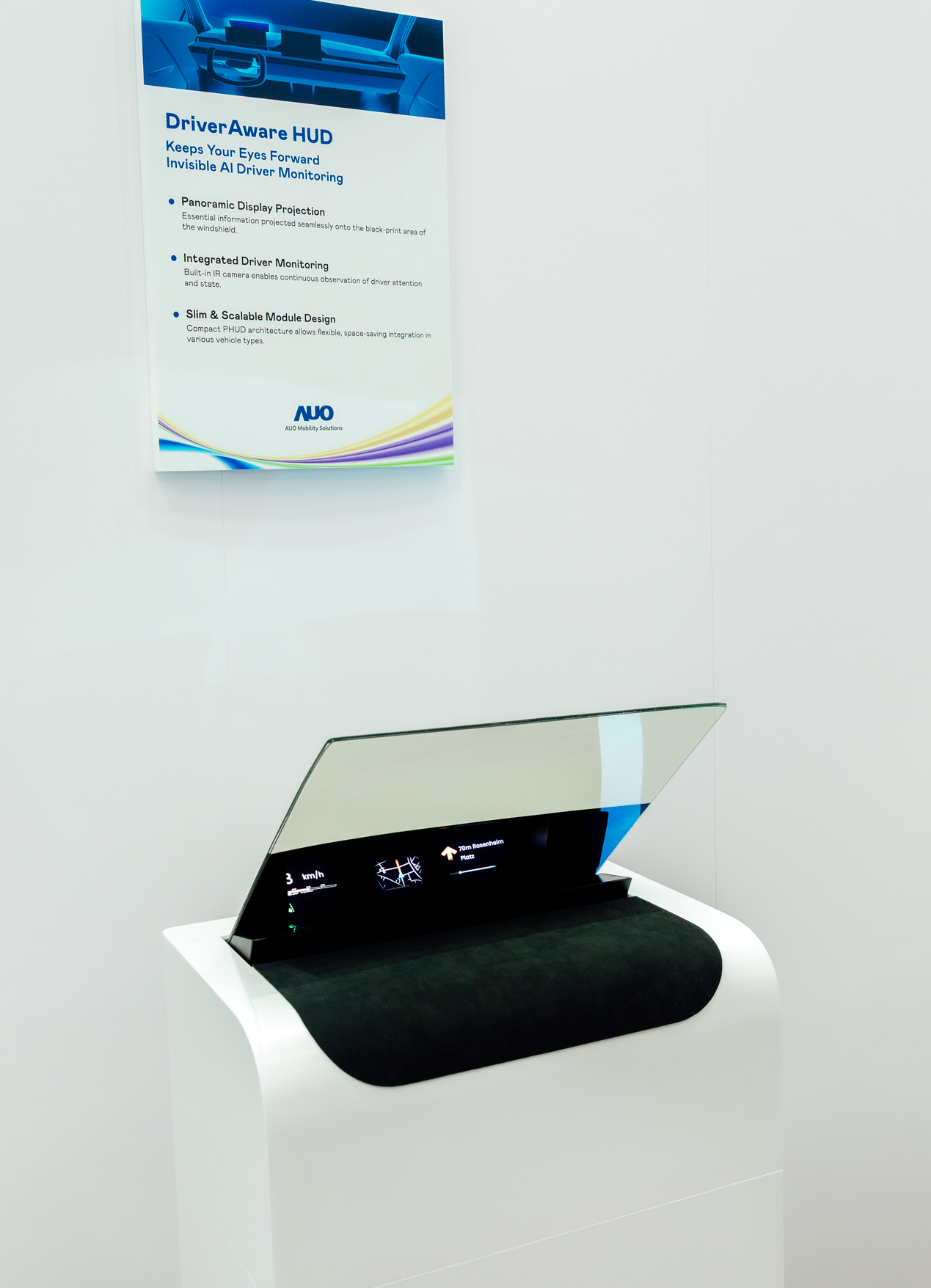 DriverAware HUD结合抬头显示器与隐藏式红外线摄影机，将车速、导航及警示讯息投影于挡风玻璃上，完美对齐驾驶目不离路的视线，同时，透过AI 监控驾驶注意力以提升安全性。